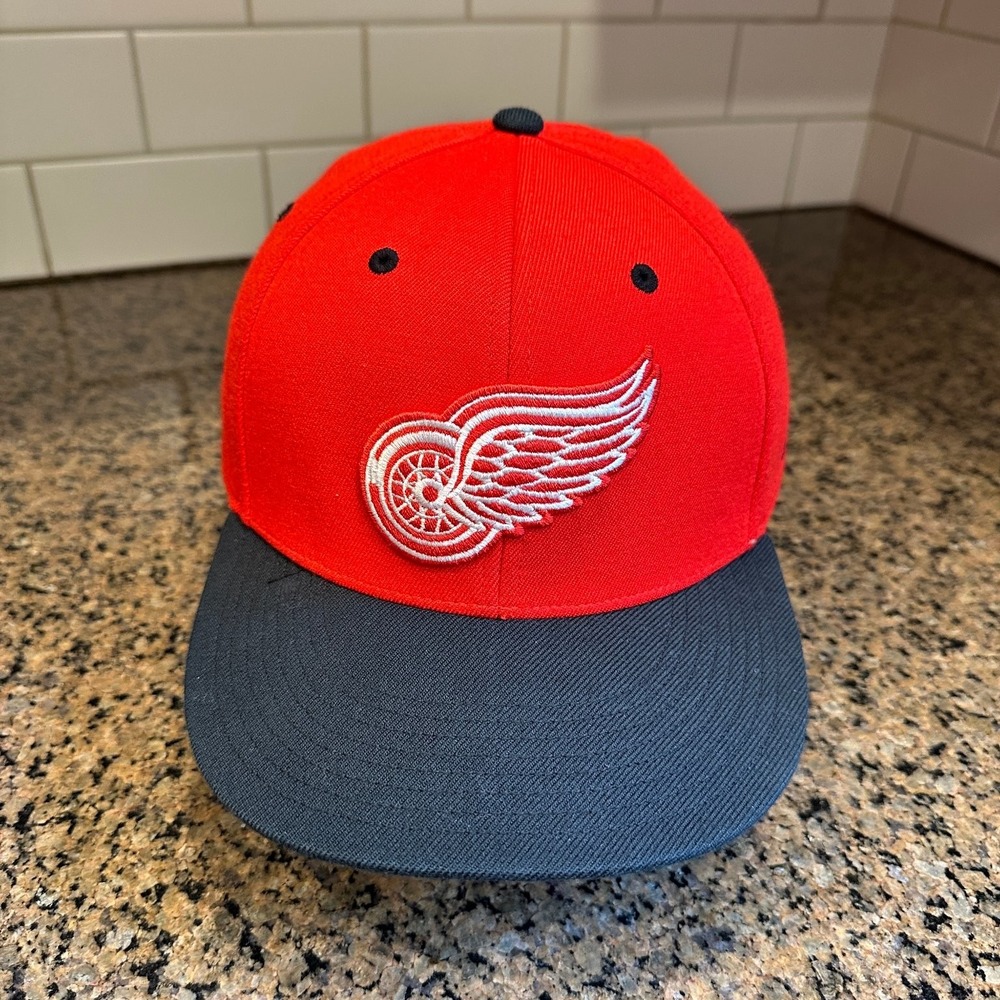 Detroit Red Wings Adidas NHL Hat Flex Fit M/L Red Black Cap